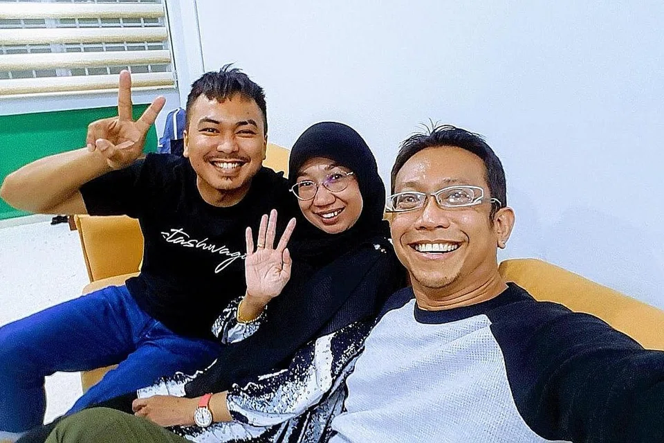 GABUNGAN KELUARGA: Adik-beradik yang terdiri (dari kiri) Junaidi M. Sali (pelakon), Junaidah (penulis skrip) dan Remi (pengarah) semakin akrab ketika menyiapkan penggambaran filem Konpaku. (Gambar sisipan) Juliana M. Sali (tengah) sebagai penerbit dan suami, Jay Musa seorang penata produksi turut membantu menyiapkan Konpaku. - Foto ihsan REMI M SALI