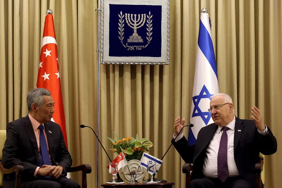 PERSAHABATAN TERUS KUKUH: Encik Lee mengadakan pertemuan dengan Presiden Israel Reuven Rivlin (kanan) di kawasan Presiden di Baitulmakdis kelmarin, dalam rangka lawatan tujuh harinya ke Timur Tengah yang berakhir semalam. - Foto AFP