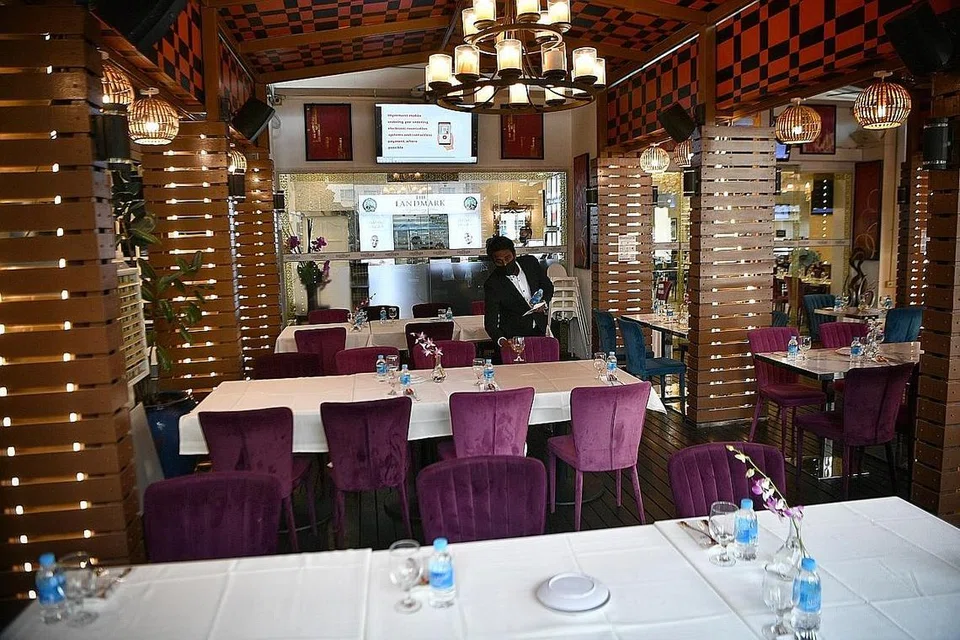 BATAL TEMPAHAN DEK HAD LEBIH RENDAH: CEO The Landmark, Encik Ali Abbas, berkata oleh kerana jumlah yang dibenarkan dalam sesebuah kumpulan tetamu telah dikurangkan kepada lima daripada lapan orang, ramai pelanggannya membatalkan tempahan Hari Ibu. - Foto BH ARIFFIN JAMAR