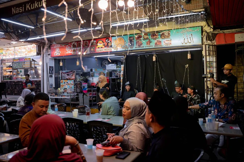 Acara, Dasyat Giler Beraya, itu bertujuan mewujudkan peluang mempererat hubungan di antara artis Singapura, baik yang baru ataupun lama.