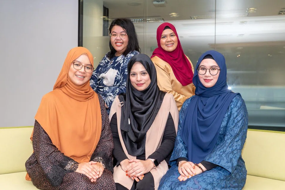 FINALIS AGAB PERANGSANG: (Dari belakang, mengikut putaran jam) Cik Nurul Amelia Akhtiar dari Sekolah St Stephen; Cik Nailul Shakhira Mohd Rusli dari Sekolah Menengah Guangyang; Cik Nur Amalina Shalan dari Sekolah Menengah Commonwealth; Cik Nur Syifaa’ Hussin dari Sekolah Menengah Ngee Ann dan Cik Hairani Asri dari Sekolah Rendah Punggol.