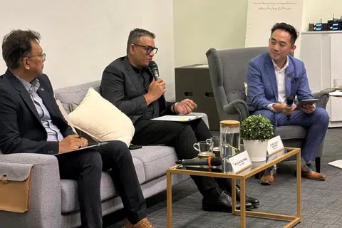 Presiden Dewan Perniagaan dan Perusahaan Melayu Singapura (DPPMS), Encik Abdul Malik Hassan (dua dari kiri) dan Timbalan Presiden DPPMS, Encik Azhar Othman (kiri), menjawab soalan para peniaga dan ahli DPPMS, yang dikendalikan oleh moderator dan Setiausaha Kehormat DPPMS, Encik Dainial Sani Lim (kanan).