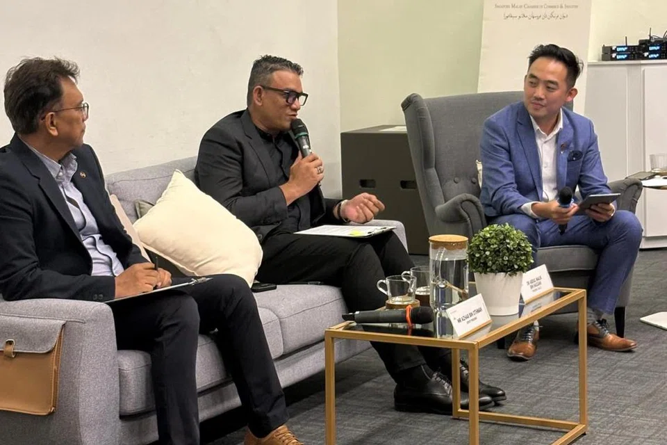 Presiden Dewan Perniagaan dan Perusahaan Melayu Singapura (DPPMS), Encik Abdul Malik Hassan (dua dari kiri) dan Timbalan Presiden DPPMS, Encik Azhar Othman (kiri), menjawab soalan para peniaga dan ahli DPPMS, yang dikendalikan oleh moderator dan Setiausaha Kehormat DPPMS, Encik Dainial Sani Lim (kanan).