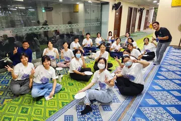 Sekumpulan pelajar Sekolah Tinggi Nan Chiau berhimpun di Masjid Al-Mawaddah baru-baru ini untuk mempelajari erti Ramadan dan berbuka bersama penduduk dan anggota jemaah di kejiranan Compassvale.