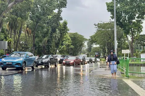 Banjir kilat berlaku di kawsan Bukit Timah sekitar 6 petang kerana hujan lebat pada 29 Disember 2024.