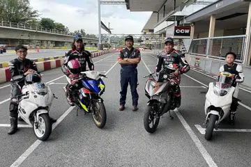SEHATI SEJIWA: (Dari kiri) Muhammad Aniq Abdul Fattah, Encik Arsyad Rusydi, Encik Khalik Nordin, Dani Reza dan Mika Rendyno. - Foto-Foto FAKHRURADZI ISMAIL 