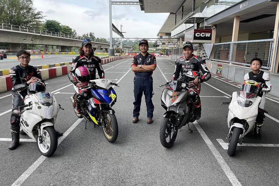 SEHATI SEJIWA: (Dari kiri) Muhammad Aniq Abdul Fattah, Encik Arsyad Rusydi, Encik Khalik Nordin, Dani Reza dan Mika Rendyno. - Foto-Foto FAKHRURADZI ISMAIL 