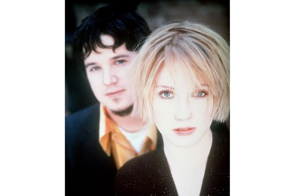 PUISI CINTA SUMBER ILHAM 'KISS ME' - Foto WARNER MUSIC