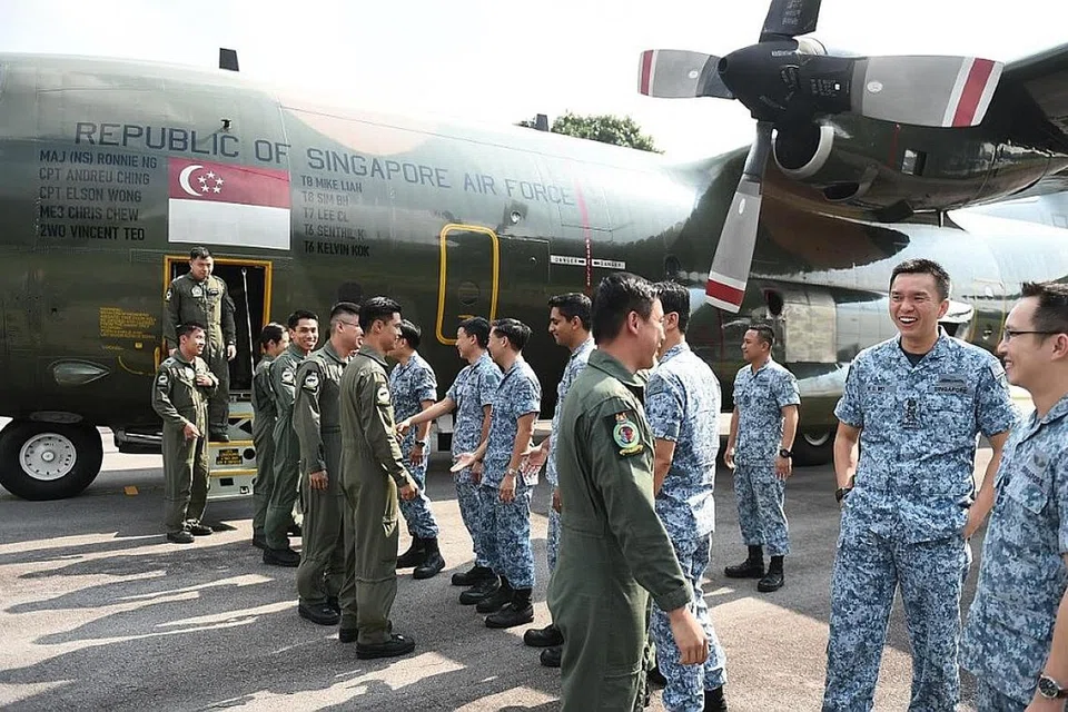 PULANG: Pasukan SAF yang dikerah ke Indonesia bagi menghulurkan bantuan kemanusiaan di sana menyusuli gempa bumi dan tsunami di Palu baru-baru ini selamat pulang ke tanah air di Pangkalan Udara Paya Lebar semalam. - Foto MINDEF