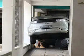 KEMALANGAN PELIK: Gambar dan video tentang kereta berwarna kelabu yang tersendat antara tembok laluan pejalan kaki di Toa Payoh sekitar 3 petang pada 17 Mac menjadi tular di media sosial. 