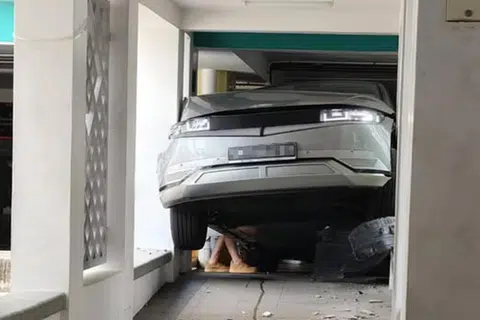 Gambar dan video tentang kereta berwarna kelabu yang tersendat antara tembok laluan pejalan kaki di Toa Payoh sekitar 3 petang pada 17 Mac menjadi tular di media sosial.  