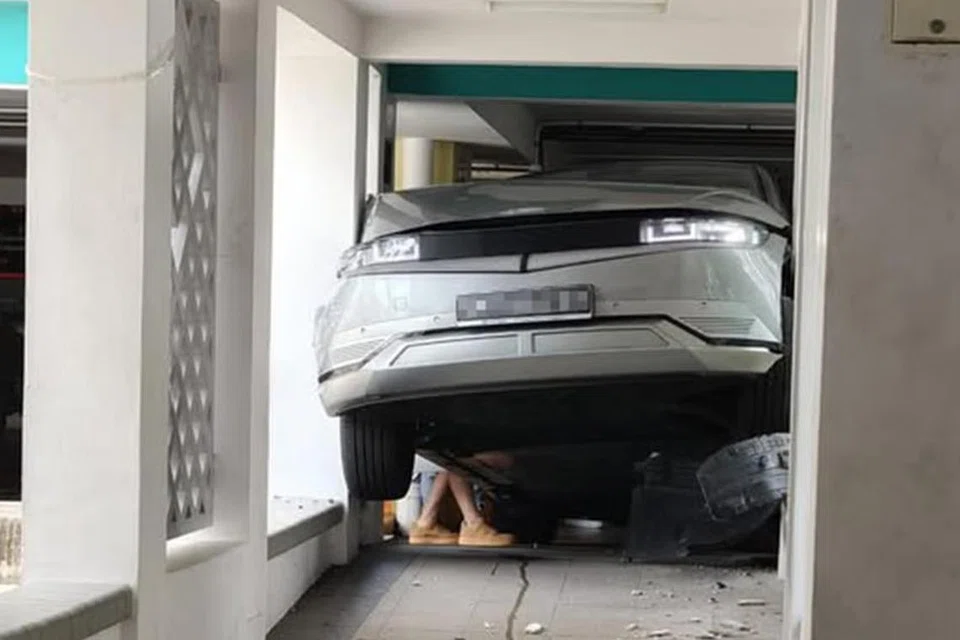 KEMALANGAN PELIK: Gambar dan video tentang kereta berwarna kelabu yang tersendat antara tembok laluan pejalan kaki di Toa Payoh sekitar 3 petang pada 17 Mac menjadi tular di media sosial. 