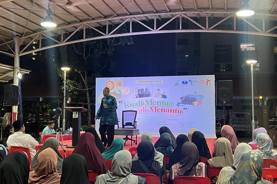 Acara ceramah yang sering diadakan di luar kawasan masjid dapat menjadi wahana menyampaikan khidmat masjid kepada masyarakat sambil mendekati penduduk Islam di kawasan kejiranan tersebut.