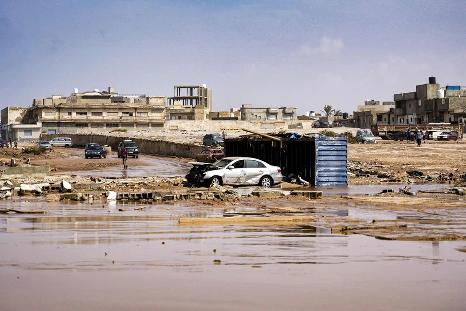 MUSNAH: Foto yang dikirim oleh pejabat perdana menteri pemerintah sementara di Benghazi, di timur Libya, menunjukkan kenderaan musnah akibat banjir buruk yang melanda pada Isnin. 