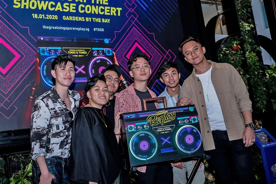 HARGAI PELUANG BIMBING BAKAT MUDA: Menerusi program 'The Great Singapore Replay', Idola Singapura (Musim Ketiga), Sezairi Sezali (tiga dari kanan), menghargai peluang memberi panduan penerbitan, gubahan, penulisan dan pemasaran lagu kepada bakat muda yang terdiri daripada (dari kiri) Leonard Goh, Aeriqah Li'An Chang, Mohamed Nor Hisham, Andy Chong dan Muhammad Fareez Hedir Shah Fazally. Goh, Nor, Chong dan Fareez adalah anggota kumpulan Fingerfunk. - Foto BH oleh NUR DIYANA TAHA