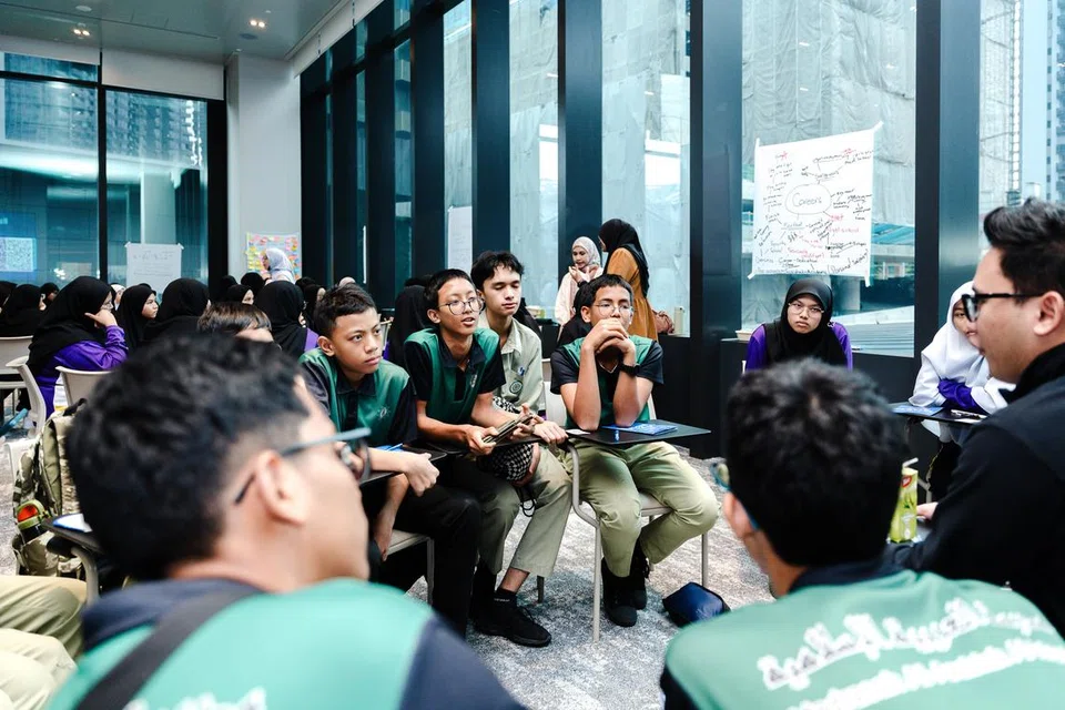 Pelajar Madrasah Al-Arabiah Al-Islamiah, Madrasah Al-Maarif Al-Islamiah dan Madrasah Wak Tanjong Al-Islamiah menimba ilmu daripada karyawan dalam bidang seperti perniagaan, perundangan dan multimedia sempena bengkel, ‘EXPLORE@Madrasah’ pada 12 Julai di Guoco Midtown, di Beach Road.