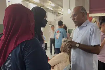 Menteri Ehwal Dalam Negeri merangkap Undang-Undang, Encik K. Shanmugam, dihampiri dua wanita semasa Sesi Bertemu Penduduk (MPS)  mingguan di 107 Yishun Ring Road pada malam 12 Mac. 