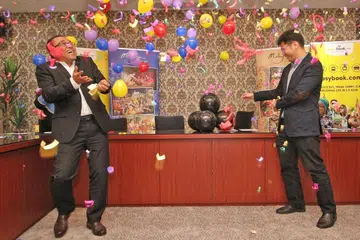 TEMPAHAN DIBUKA: Pengarah Tourism Malaysia - Pejabat Singapura, Encik Edzuar Zar Ayob Azari (kiri), dan Pengarah Urusan EasyBook.com, Encik William Lee, semasa pelancaran kempen 'Go Malaysia Deals' semalam. Kempen itu menawarkan enam pakej pelancongan ke destinasi dekat di Malaysia. - Foto TOURISM MALAYSIA - SINGAPORE OFFICE