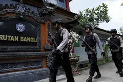 BUAT RONDAAN: Pegawai polis meronda di luar Penjara Bangli menjelang pembebasan Renae Lawrence, anggota 'Bali Nine' yang dipenjara kerana cuba menyeludup heroin keluar dari Indonesia pada 2005. - Foto REUTERS