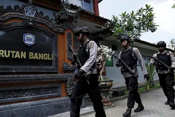 BUAT RONDAAN: Pegawai polis meronda di luar Penjara Bangli menjelang pembebasan Renae Lawrence, anggota 'Bali Nine' yang dipenjara kerana cuba menyeludup heroin keluar dari Indonesia pada 2005. - Foto REUTERS