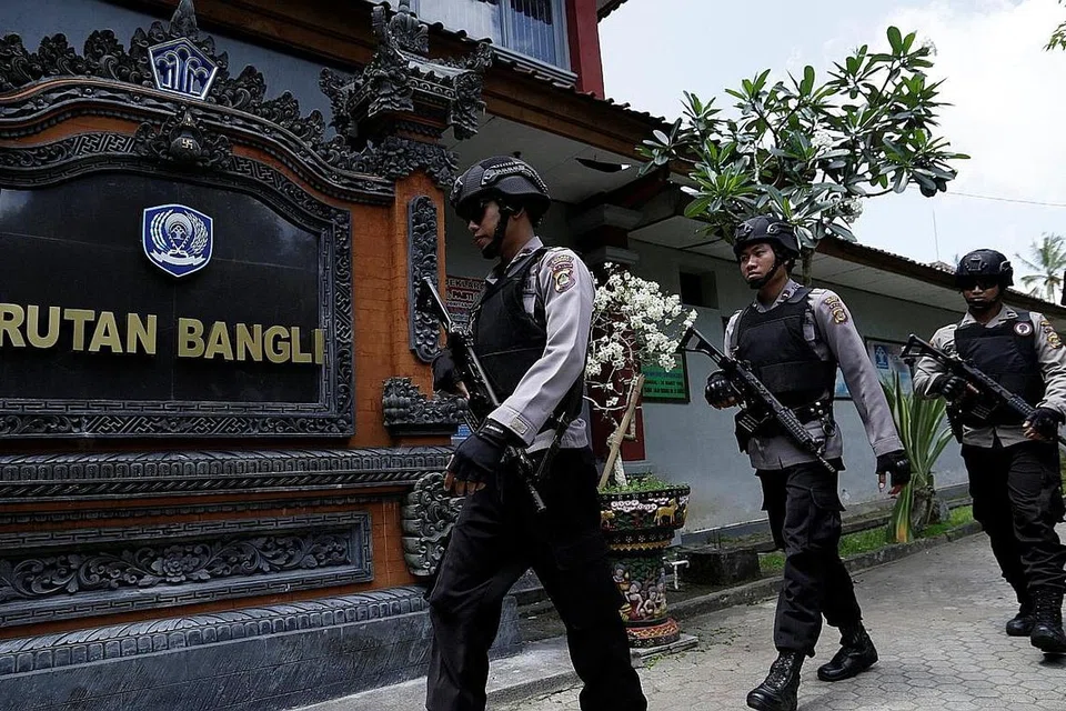 BUAT RONDAAN: Pegawai polis meronda di luar Penjara Bangli menjelang pembebasan Renae Lawrence, anggota 'Bali Nine' yang dipenjara kerana cuba menyeludup heroin keluar dari Indonesia pada 2005. - Foto REUTERS