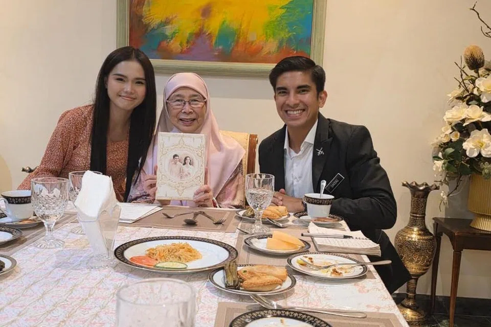Ahli Parlimen Muar, Syed Saddiq Syed Abdul Rahman (kanan), bersama pelakon dan penyanyi Malaysia yang juga tunangannya, Bella Astillah (kiri), mengedarkan kad undangan perkahwinan mereka kepada Datuk Seri Dr Wan Azizah Wan Ismail, isteri Perdana Menteri Malaysia, Datuk Seri Anwar Ibrahim.