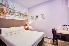 ‘Hotel kelas ekonomi’, ialah penginapan komersial yang menekankan kadar sewa yang berpatutan, biasanya menyediakan perkhidmatan asas sahaja.