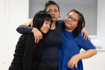BERBAKAT: Pelakon tempatan, (dari kiri) Zuraida Abdul Rahim, Suhaili Safari dan Nur Khairiyah Ramli dalam latihan drama yang membawa kisah wanita Melayu-Islam Singapura tulisan Nabilah Said yang akan dipentaskan di London. - Foto ALI WRIGHT
