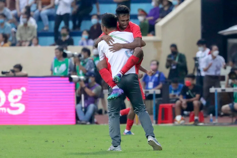 Detik penuh emosi Nazri Nasir meraikan gol saat akhir skuad Young Lions bersama Saifullah Akbar ketika mengikat Laos 2-2 dalam aksi pembukaan Sukan SEA 2022 di Vietnam.