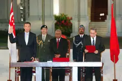 Encik Lee Hsien Loong (kiri), mengangkat sumpah sebagai Perdana Menteri ketiga Singapura di Istana pada 12 Ogos 2004, menandakan permulaan era baru dalam politik dan pembangunan negara.