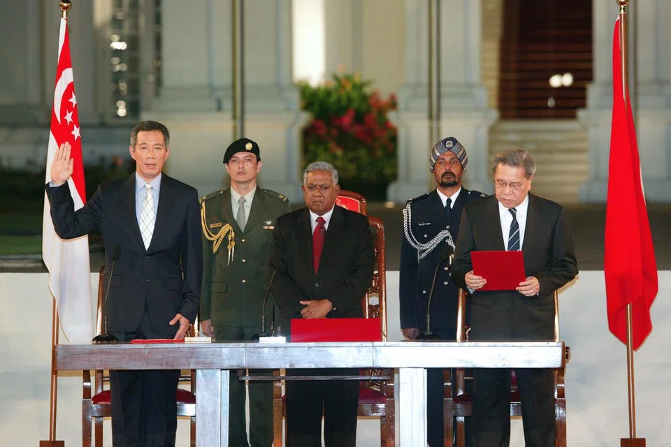 Encik Lee Hsien Loong (kiri), mengangkat sumpah sebagai Perdana Menteri ketiga Singapura di Istana pada 12 Ogos 2004, menandakan permulaan era baru dalam politik dan pembangunan negara.