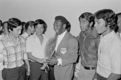 Haslir Ibrahim (paling kanan), bersama rakan sepasukan bertemu legenda bola sepak Brazil, Pele (tengah) semasa beliau melawan ke Singapura pada 1974. Bersama mereka ialah (Dari kiri Mohamed Noh, Seak Poh Leong dan Rajagopal. 