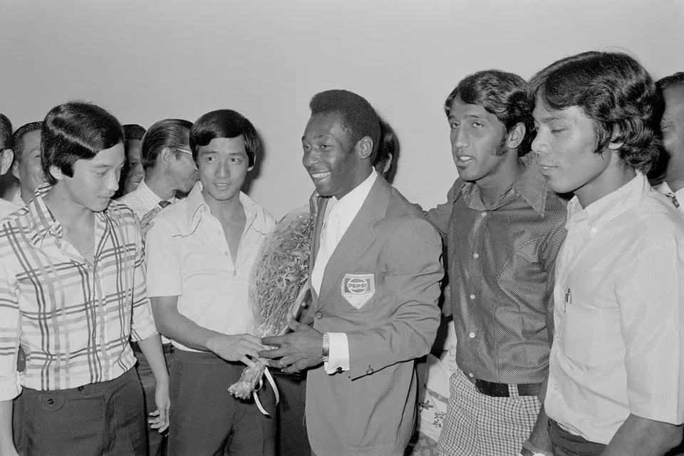 Haslir Ibrahim (paling kanan), bersama rakan sepasukan bertemu legenda bola sepak Brazil, Pele (tengah) semasa beliau melawan ke Singapura pada 1974. Bersama mereka ialah (Dari kiri Mohamed Noh, Seak Poh Leong dan Rajagopal. 