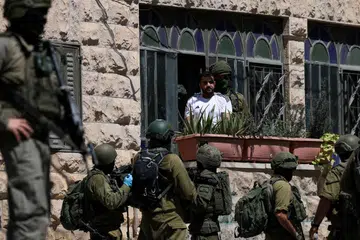 Tentera Israel menahan seorang lelaki Palestin ketika menjalankan serbuan di Anata, Tebing Barat yang diduduki, pada 8 September. Serbuan itu dilakukan ketika tekanan antarabangsa terhadap Israel meningkat susulan keganasan pendatang haram dan peluasan penempatan, dengan 12 negara termasuk Britain, Canada dan Perancis mengumumkan rancangan menyekat perdagangan dengan penempatan Israel di wilayah tersebut.
