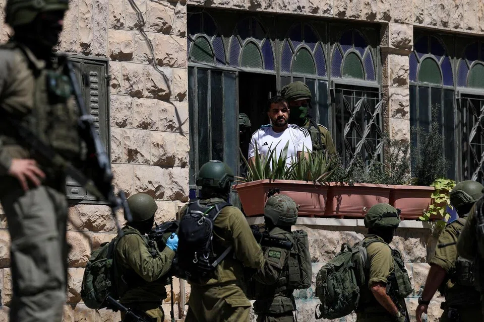 Tentera Israel menahan seorang lelaki Palestin ketika menjalankan serbuan di Anata, Tebing Barat yang diduduki, pada 8 September. Serbuan itu dilakukan ketika tekanan antarabangsa terhadap Israel meningkat susulan keganasan pendatang haram dan peluasan penempatan, dengan 12 negara termasuk Britain, Canada dan Perancis mengumumkan rancangan menyekat perdagangan dengan penempatan Israel di wilayah tersebut.