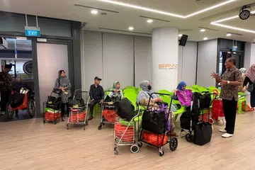 Encik Ramlan (kanan) sedang memberi taklimat kepada penerima bantuan di bawah Projek Ihsan.