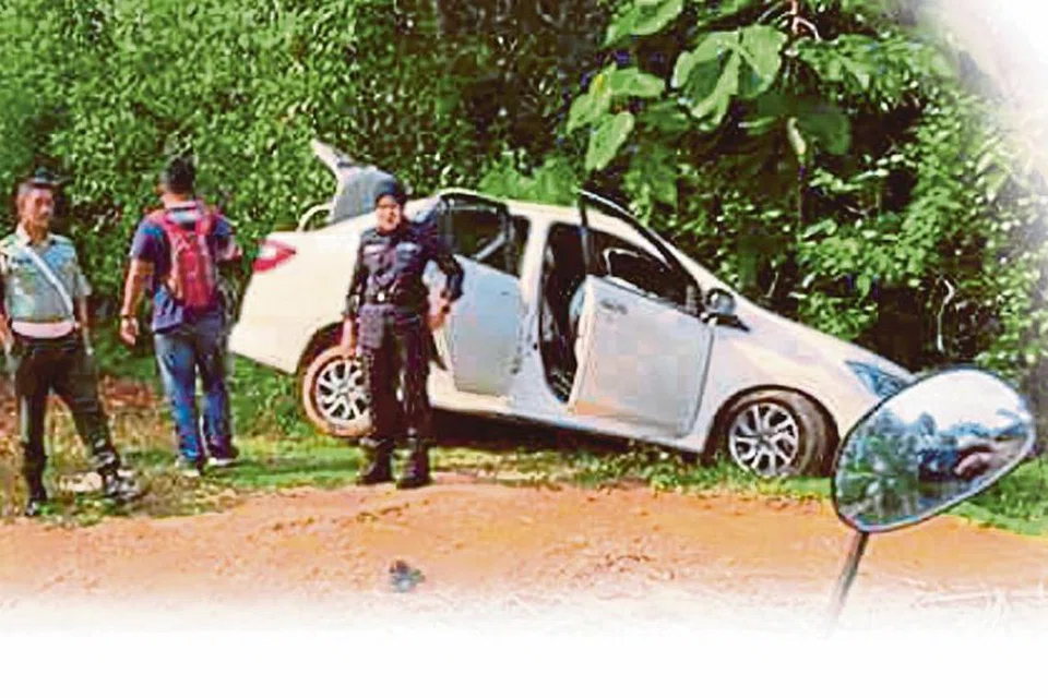 TERSASAR DAN TERBABAS: Kereta yang membawa dua lembu curi tersadai di tepi jalan dekat Teluk Kemang, semalam. - Foto HARIAN METRO