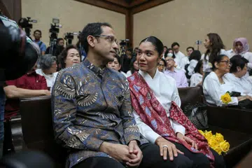 Bekas Menteri Pendidikan Indonesia dan pengasas bersama aplikasi e-panggilan Gojek, Nadiem Makarim, (kiri) bersama isteri, Franka Makarim menghadiri prosiding keputusan kes rasuah di Mahkamah Jenayah Rasuah di Jakarta pada 30 Jun 2026. Nadiem antara individu yang didakwa dalam kes rasuah berkaitan program pendigitalan pendidikan melibatkan perolehan komputer riba Chromebook dan sistem Chrome Device Management (CDM) di Kementerian Pendidikan, Kebudayaan, Penyelidikan dan Teknologi Indonesia antara 2019 hingga 2022.