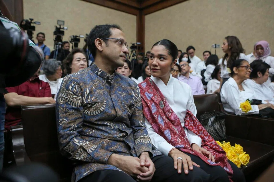 Bekas Menteri Pendidikan Indonesia dan pengasas bersama aplikasi e-panggilan Gojek, Nadiem Makarim, (kiri) bersama isteri, Franka Makarim menghadiri prosiding keputusan kes rasuah di Mahkamah Jenayah Rasuah di Jakarta pada 30 Jun 2026. Nadiem antara individu yang didakwa dalam kes rasuah berkaitan program pendigitalan pendidikan melibatkan perolehan komputer riba Chromebook dan sistem Chrome Device Management (CDM) di Kementerian Pendidikan, Kebudayaan, Penyelidikan dan Teknologi Indonesia antara 2019 hingga 2022.