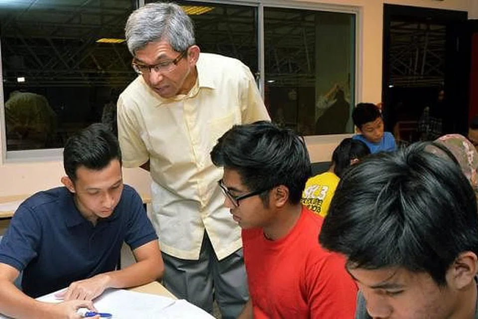 BANGKITKAN SEMANGAT: Dr Yaacob memberi kata-kata perangsang kepada beberapa pelajar yang mengikuti Klinik Ulang Kaji Intensif Mendaki di Kelab Masyarakat Jurong Spring serta tutor mereka, Encik Muhammad Hafiz (paling kiri). - Foto KHALID BABA