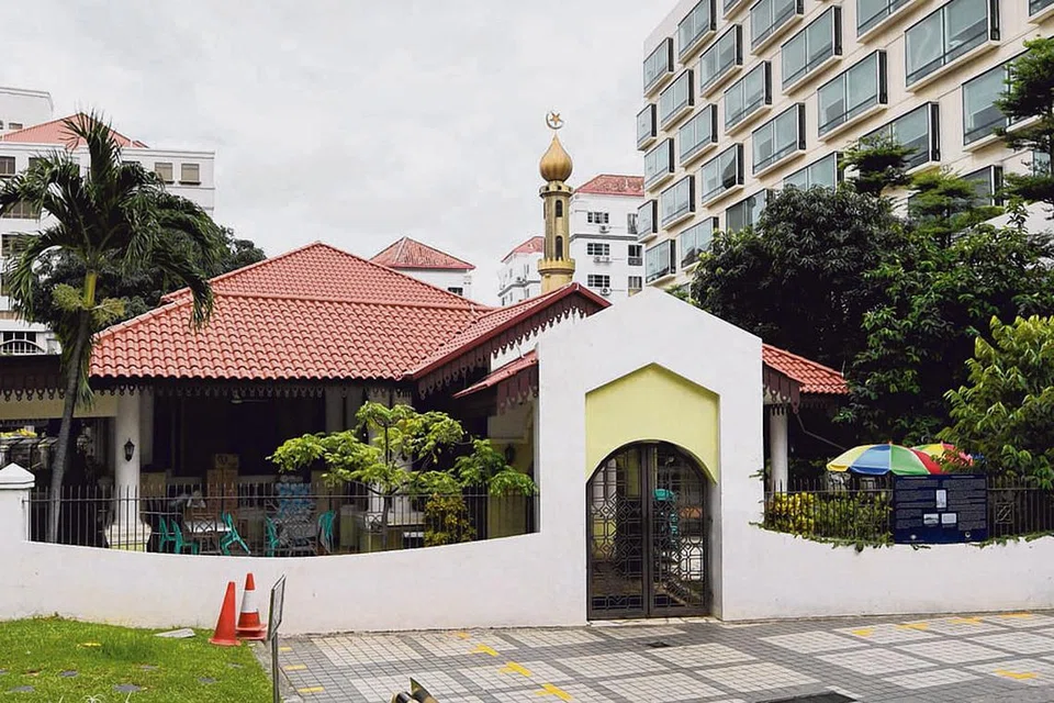 WAKAF: Almarhum Syed Omar Ali Aljunied telah mewakafkan Masjid Omar Kampong Melaka (gambar atas), yang kini masih berdiri di tapak asalnya di daerah bandar. Beliau turut mewakafkan Masjid Bencoolen serta bangunan-bangunan di sampingnya. Sementara Almarhumah Hajjah Fatimah Sulaiman turut dikenali sebagai dermawan yang telah menderma tapak rumahnya untuk mendirikan sebuah masjid yang kini masih bertapak di Beach Road yang dikenali sebagai Masjid Hajjah Fatimah. - Foto fail