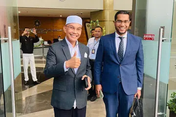 Menteri Besar Perlis, Encik Mohd Shukri Ramli, selepas selesai memberi keterangan di pejabat Suruhanjaya Pencegahan Rasuah Malaysia (SPRM) di Putrajaya pada 30 April lalu.