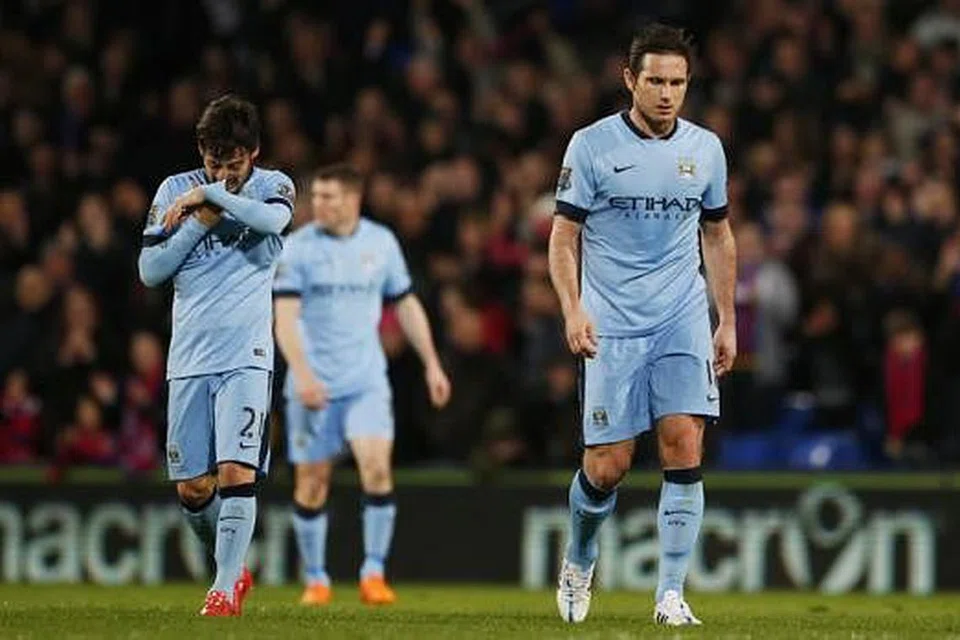 MAHKOTA KEJUARAAN KIAN TERLEPAS DARI TANGAN: Pemain Manchester City, Frank Lampard (kanan) dan David Silva (kiri), kelihatan sugul selepas wisel penamat. - Foto-foto REUTERS