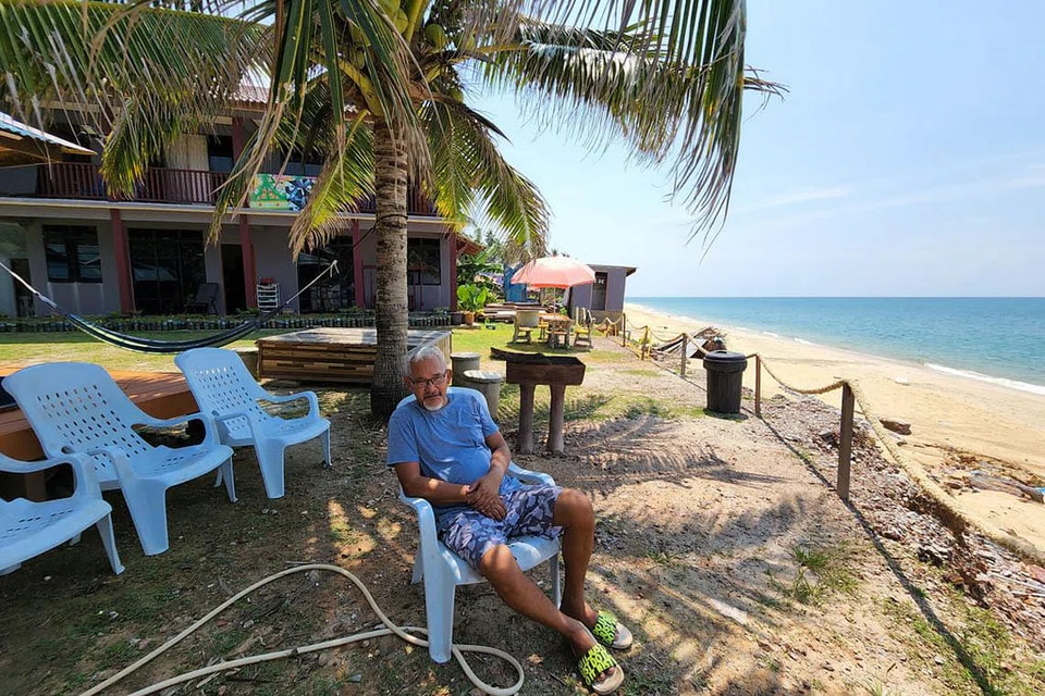 PANTAI TERJEJAS Encik Abdul Wahab Osman duduk hadapan chalet tepi pantai di Terengganu. Ombak tinggi dan hakisan pantai memusnahkan salah satu daripada pondok chalet pada Januari dan menghakis sebahagian tanahnya. Foto BH oleh HAZLIN HASSAN