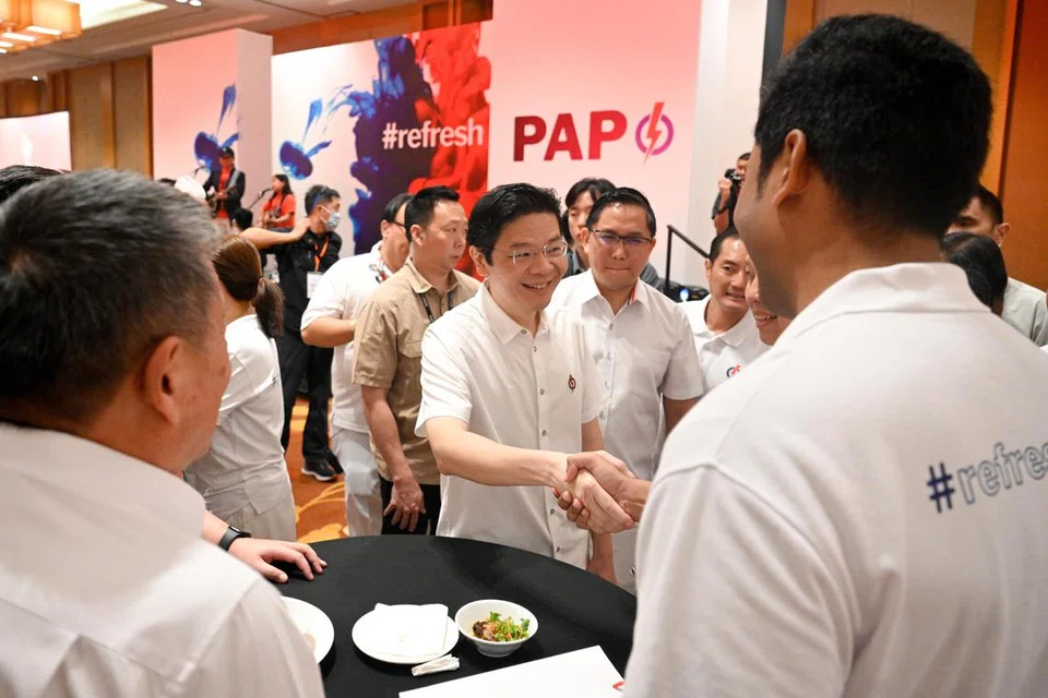 Perdana Menteri, Encik Lawrence Wong (tengah), berjabat tangan dengan aktivis Parti Tindakan Rakyat (PAP). Beberapa aktivis dan rakan kerja PAP telah diiktiraf atas usaha mereka mendekati warga Singapura semasa latihan #refreshPAP yang diadakan sepanjang enam bulan lalu.
