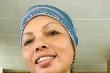 Cik Normah Sani, 55 tahun, terima duit syiling sebanyak $9.60 untuk sebahagian bayaran pembelian ‘bubble tea’ melalui wadah Grab.