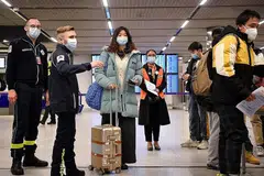 SEDIA DIUJI PERIKSA: Penumpang penerbangan dari China menunggu dalam barisan untuk memeriksa dokumen vaksinasi Covid-19 mereka sebagai langkah pencegahan terhadap koronavirus, selepas tiba di lapangan terbang Paris-Charles-de-Gaulle di Roissy, di luar Paris, pada 1 Januari lalu. - Foto AFP 