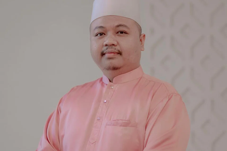 Ustaz Abdul Fattah Abdussamad ialah Ketua, Pembelajaran Islam dan Pendekatan Masyarakat, Masjid Yusof Ishak. Beliau berkelulusan Sarjana Muda dalam Perbandingan Agama, Universiti Islam Antarabangsa, Malaysia.