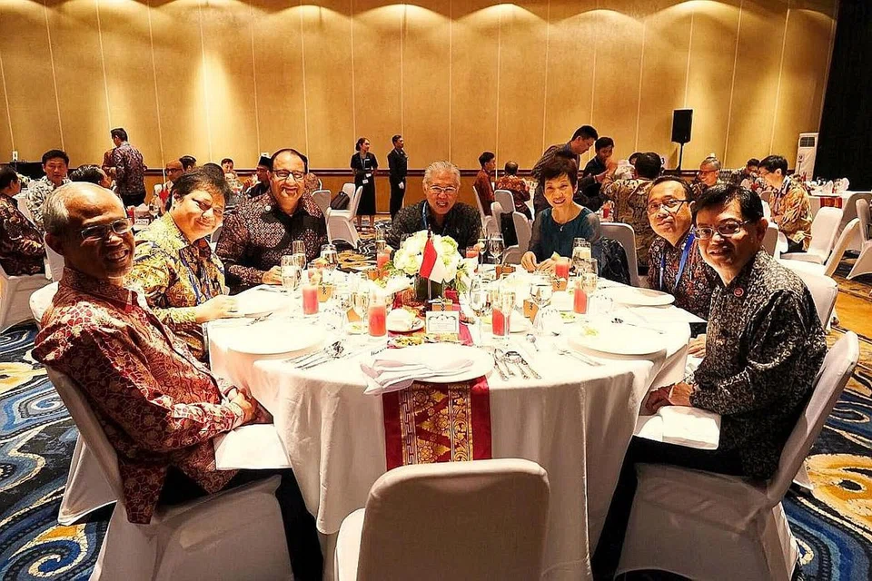PERKUKUH HUBUNGAN: Pemimpin Singapura dan Indonesia menyertai jamuan tengah hari - (dari kiri) Menteri Sekitaran dan Sumber Air Masagos Zulkifli Masagos Mohamad; Menteri Perindustrian Indonesia Airlangga Hartarto; Menteri Perhubungan dan Penerangan S Iswaran; Menteri Perdagangan Indonesia Enggartiasto Lukita; Menteri Kebudayaan, Masyarakat dan Belia Grace Fu; Setiausaha Negara Indonesia Pratikno; dan Menteri Kewangan Heng Swee Keat. - Foto MCI