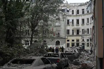 USAHA MENYELAMAT: Para anggota penyelamat cuba mencari dan menyelamat mangsa terperangkap dalam bangunan yang dibedil di kota Lviv, selatan Ukraine, pada 6 Julai lalu, akibat serangan tentera Russia. Seramai empat orang terkorban akibat serangan itu. 